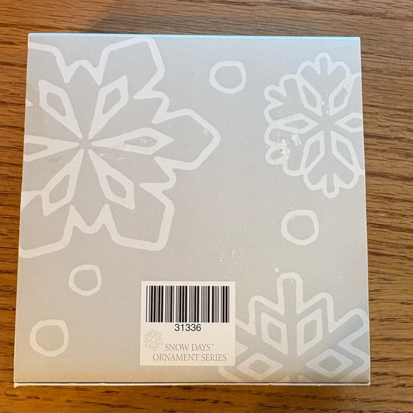 Longaberger "Claire" Collectors Club Snow Days 2002 Snowflake Ornament in box - Picture 7 of 9